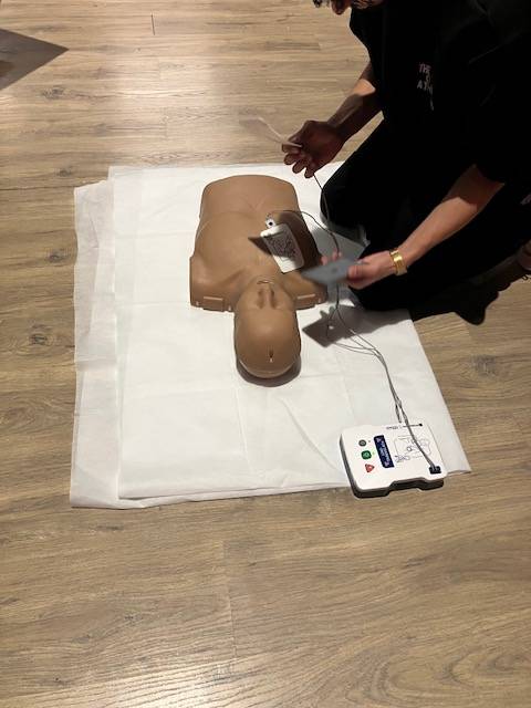 Massage cardiaque sur un mannequin de formation