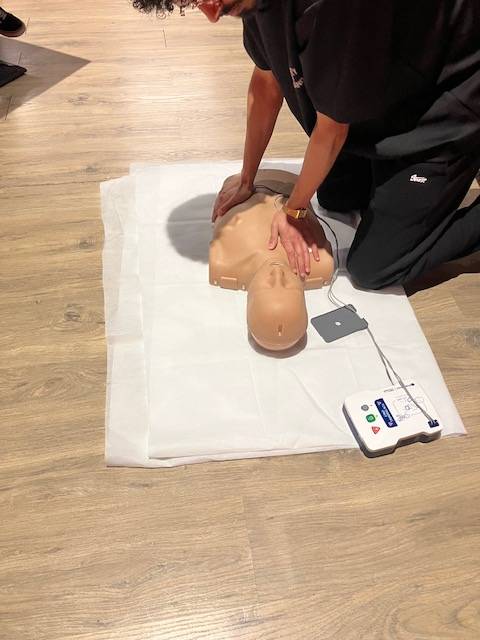 Réalisation d'un massage cardiaque